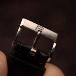 Detalle de la hebilla de un reloj Piaget Protocole 9151 Vintage de oro blanco de 18 quilates