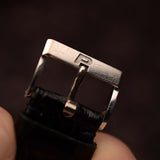 Detalle de la hebilla de un reloj Piaget Protocole 9151 Vintage de oro blanco de 18 quilates