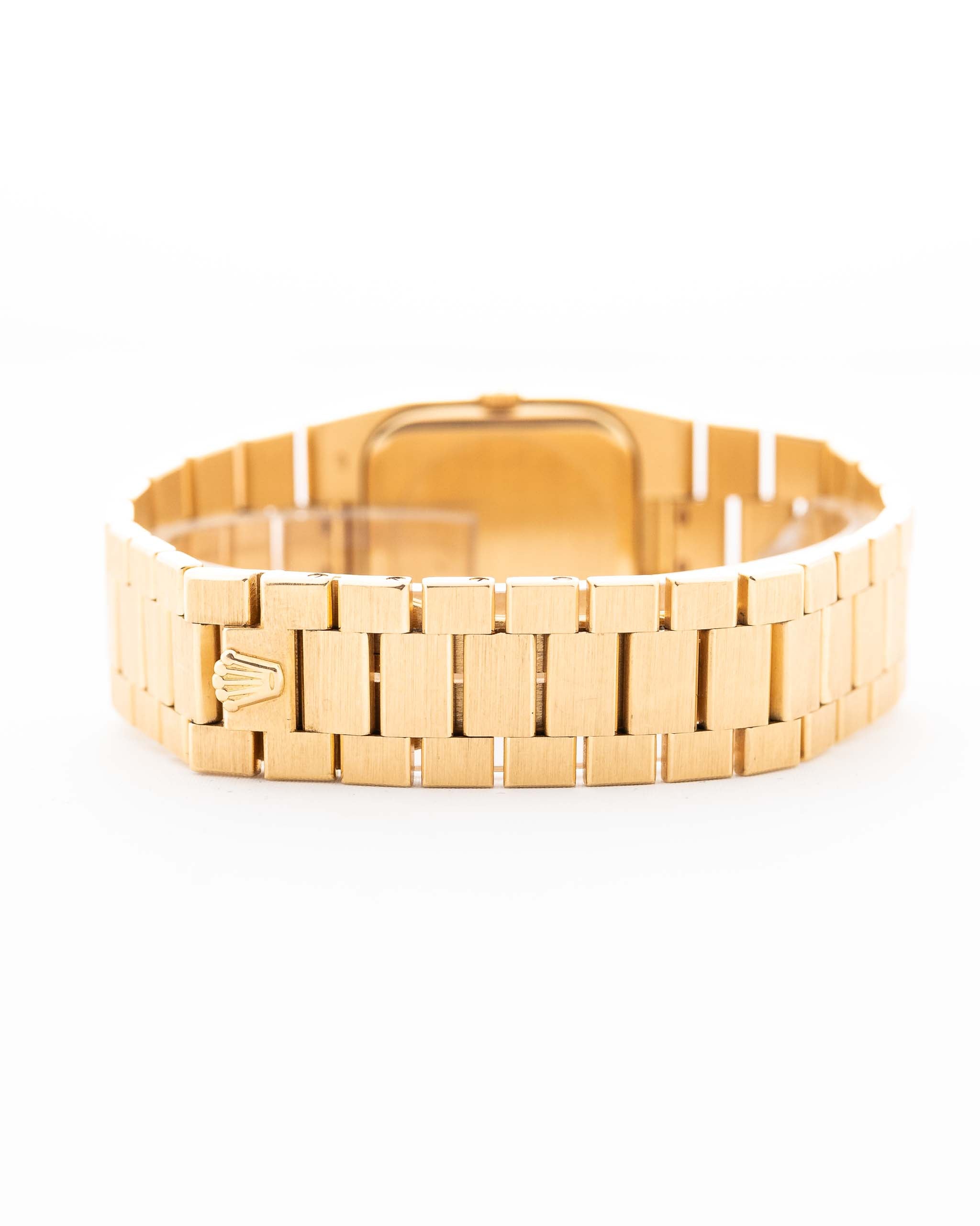 Foto de cerca de un Rolex Cellini 4350 Octagon 18k Silver Dial de 1981 en una muñeca. 27 mm en oro amarillo de 18 quilates con movimiento de cuerda manual, esfera cepillada horizontal impecable y brazalete President.