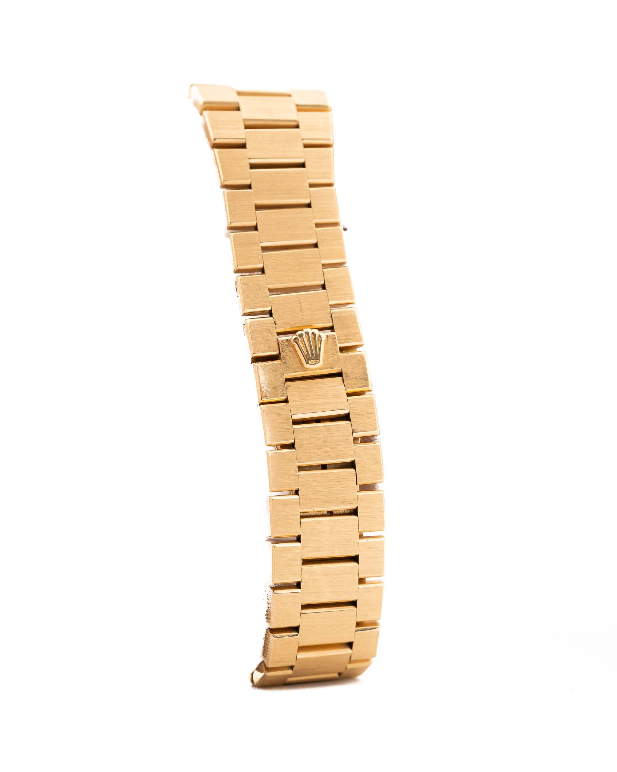 Foto de cerca de un Rolex Cellini 4350 Octagon 18k Silver Dial de 1981 en una muñeca. 27 mm en oro amarillo de 18 quilates con movimiento de cuerda manual, esfera cepillada horizontal impecable y brazalete President.