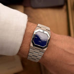 Reloj Rolex Cellini 4350 Octagon Blue vintage de 1983 en muñeca. Caja de oro blanco de 18 quilates, esfera azul real, brazalete President de oro blanco de 18 quilates y calibre 1601 de cuerda manual.