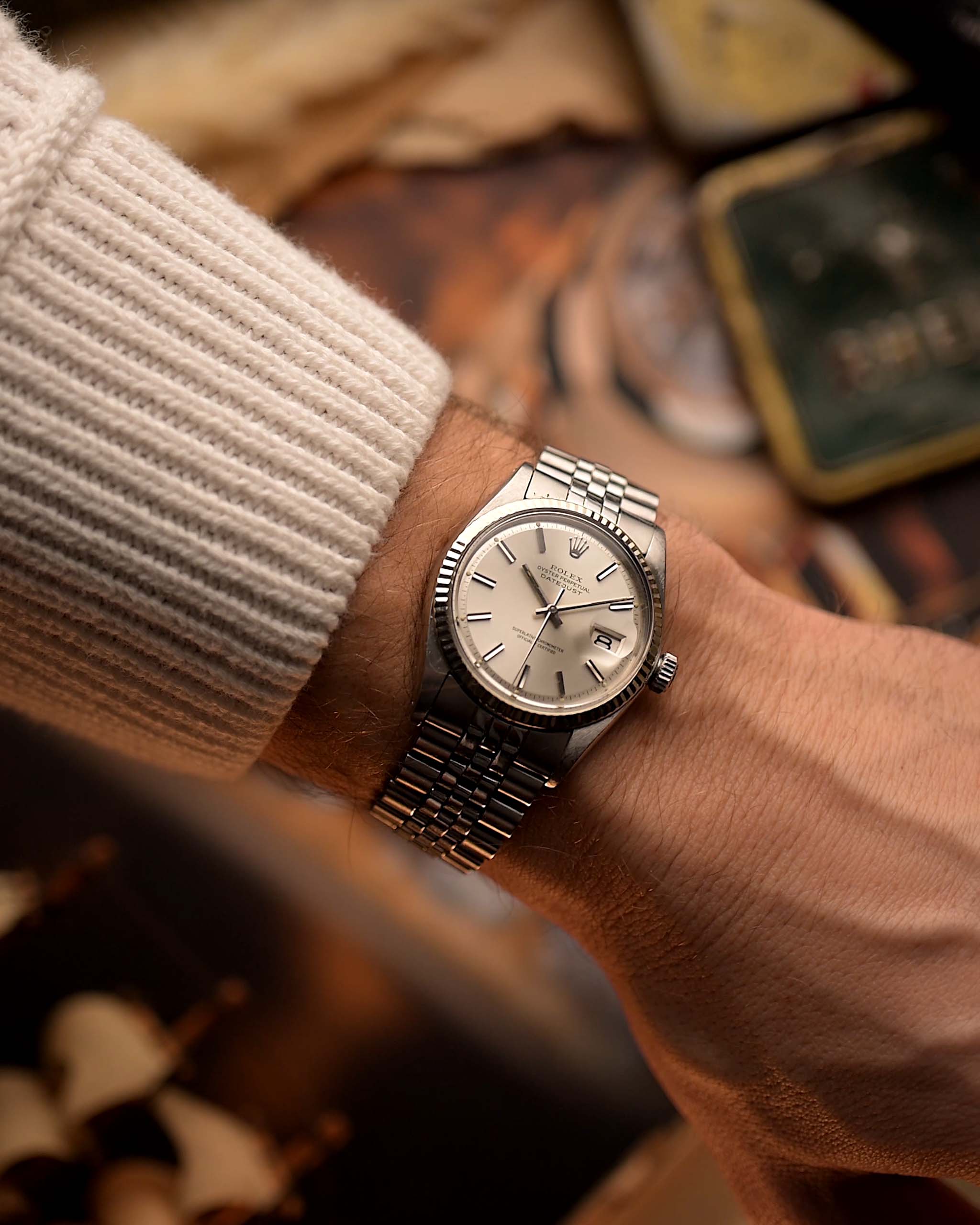 Reloj Rolex Datejust 1601 vintage, esfera plateada con efecto sol, caja de acero inoxidable, movimiento automático, brazalete Jubilee, en la muñeca, fondo borroso