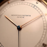 Primer plano de la esfera del reloj Vintage Vacheron Constantin Teardrop de oro rosa de 18 quilates, esfera blanca-plateada, Cal. manual. V454, sobre correa negra, fondo borroso