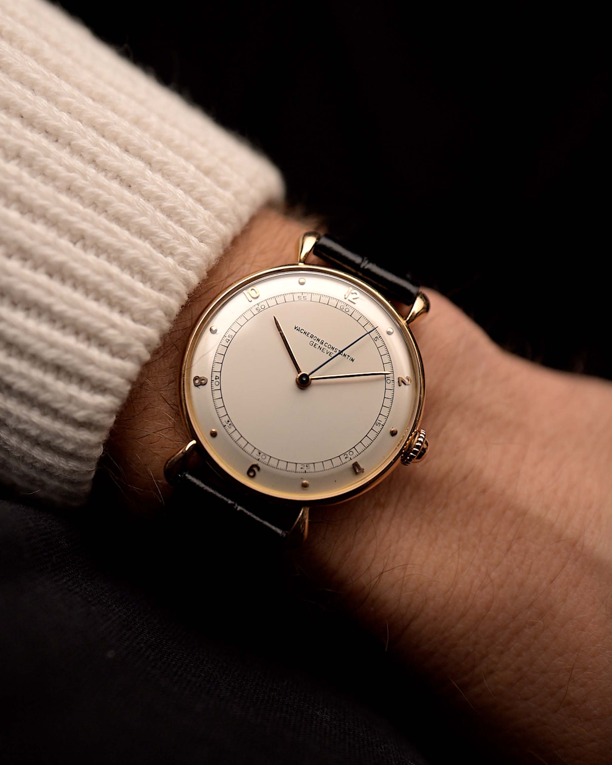 Reloj vintage Vacheron Constantin Teardrop de oro rosa de 18 quilates, esfera blanca-plateada, manual Cal. V454, en correa negra sobre muñeca, fondo negro