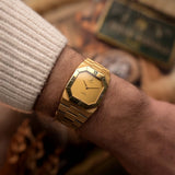 Reloj Rolex Cellini 4350 vintage de oro amarillo de 18 quilates, caja octogonal, esfera cepillada dorada, movimiento manual, en la muñeca, fondo borroso