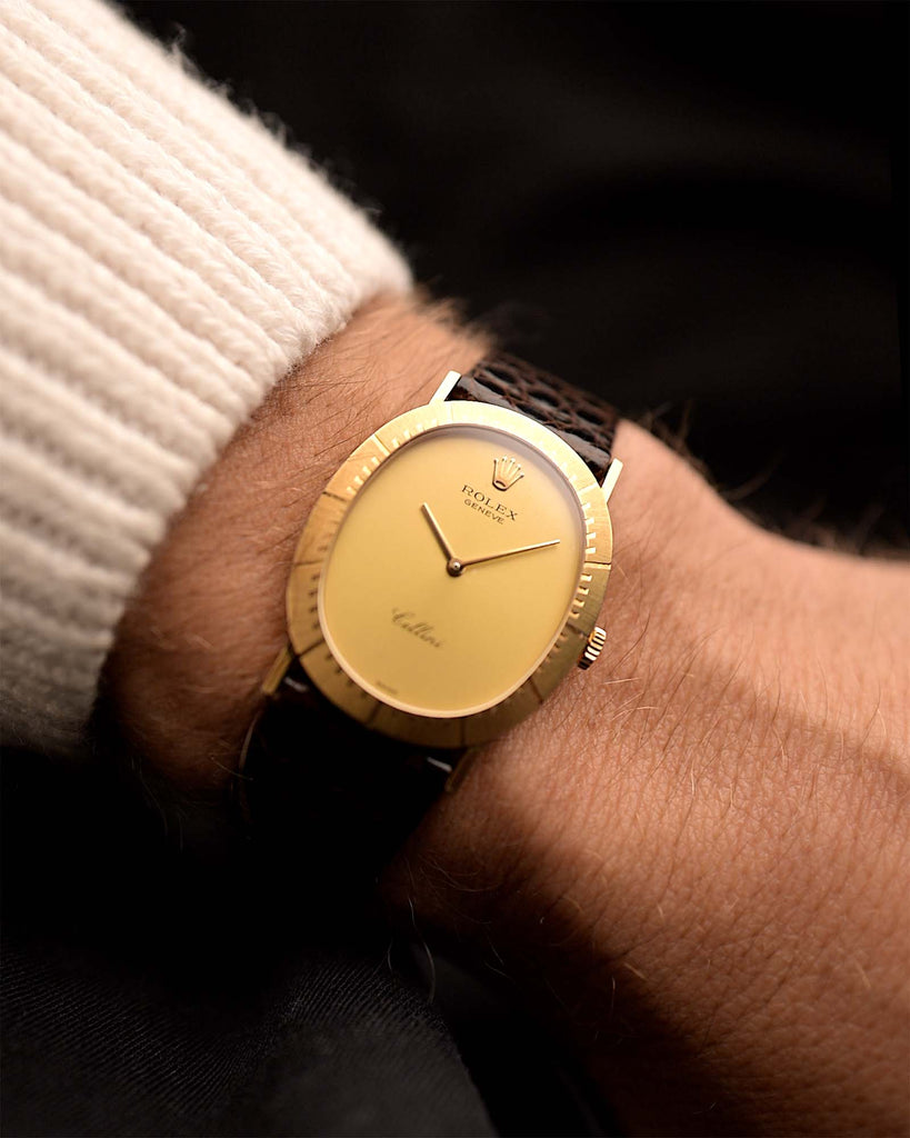Reloj Rolex Vintage Cellini 4056 Ellipse de 1981 en muñeca. 27,5 mm con oro amarillo de 18 quilates, calibre 1601 en esfera dorada sunburst impecable con correa de piel original.