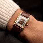 Reloj Vintage Jaeger LeCoultre 9120 Vogue de los años 70 de pulsera. 28 mm en magnífico estado con caja de acero inoxidable, movimiento de cuerda manual, esfera plateada original y correa de piel.