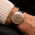 Reloj Vintage Patek Philippe 2598 Calatrava Rosa 18k de los años 50 en muñeca. 33 mm con caja de oro rosa de 18 quilates, movimiento de cuerda manual, esfera plateada impecable y correa de piel original.