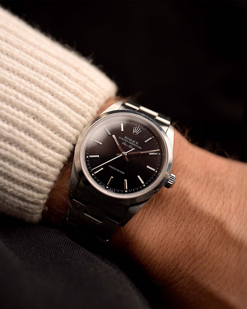 Reloj Rolex Vintage Air King 14000 Negro de 1999 en muñeca. 34 mm en acero inoxidable con calibre automático 3130, esfera negra impecable y brazalete Rolex Oyster.