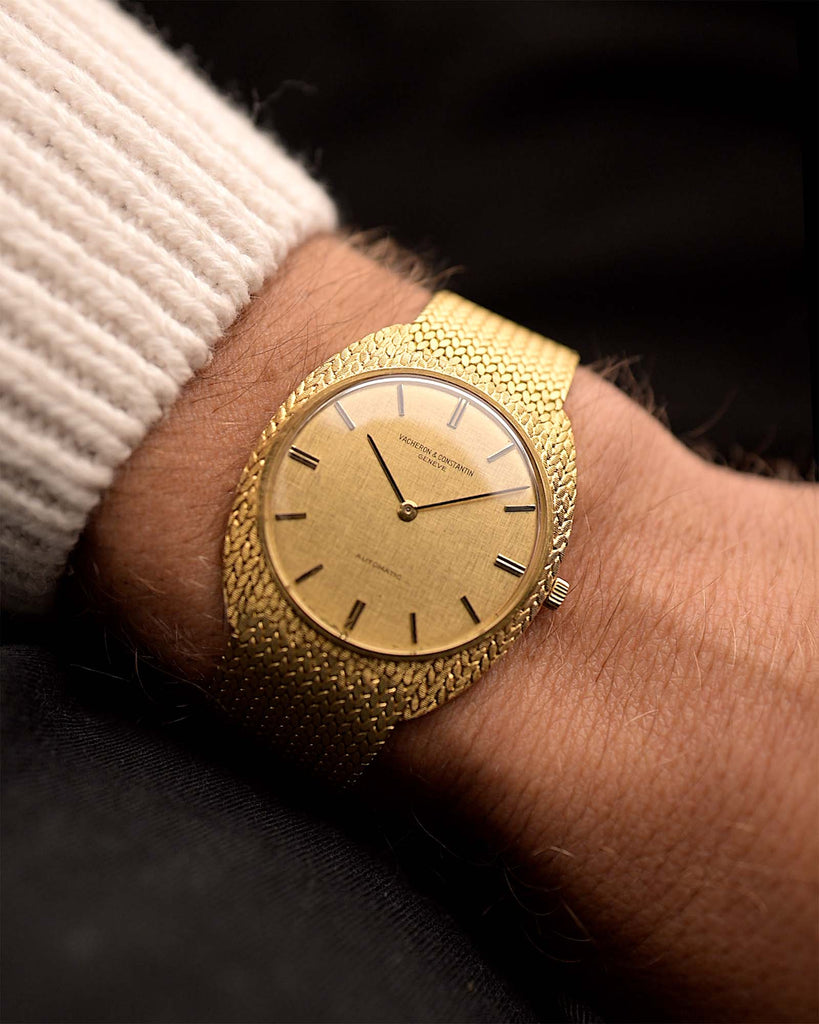 Reloj Antiguo Vacheron Constantin 7595 Lino Automático en forma de C de los años 70 en muñeca. 34 mm en oro amarillo de 18 quilates con calibre automático K1121, esfera de lino dorado y brazalete de oro amarillo de 18 quilates.