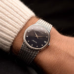 Reloj Audemars Piguet Vintage 18k Automático Diamante Negro de los años 70 en muñeca. 31,5 mm en oro blanco de 18 quilates con movimiento automático, esfera negra con índices de diamante y brazalete integrado.