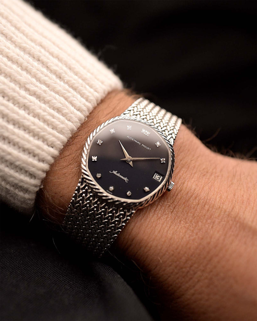Reloj Audemars Piguet Vintage 18k Automático Diamante Negro de los años 70 en muñeca. 31,5 mm en oro blanco de 18 quilates con movimiento automático, esfera negra con índices de diamante y brazalete integrado.