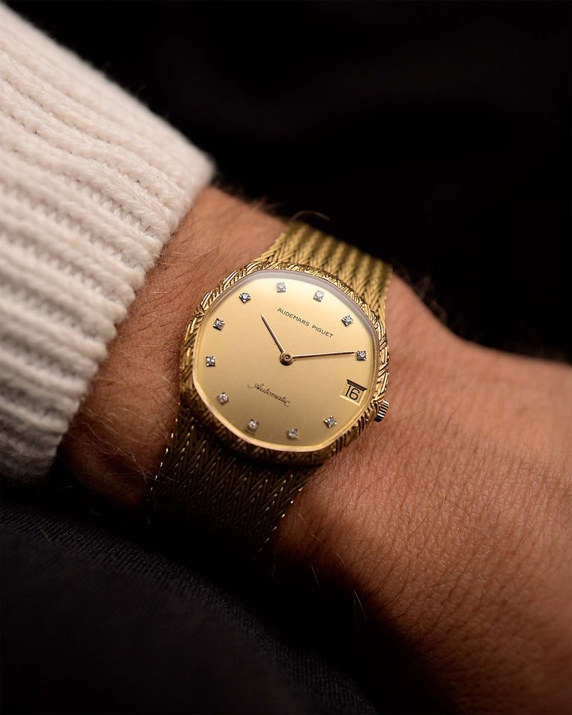 Reloj automático vintage Audemars Piguet de oro amarillo de 18 quilates con diamantes de los años 80 en muñeca. 31,5 mm, oro amarillo de 18 quilates, movimiento automático, esfera dorada impecable, 11 índices de diamantes y brazalete de oro amarillo integrado.