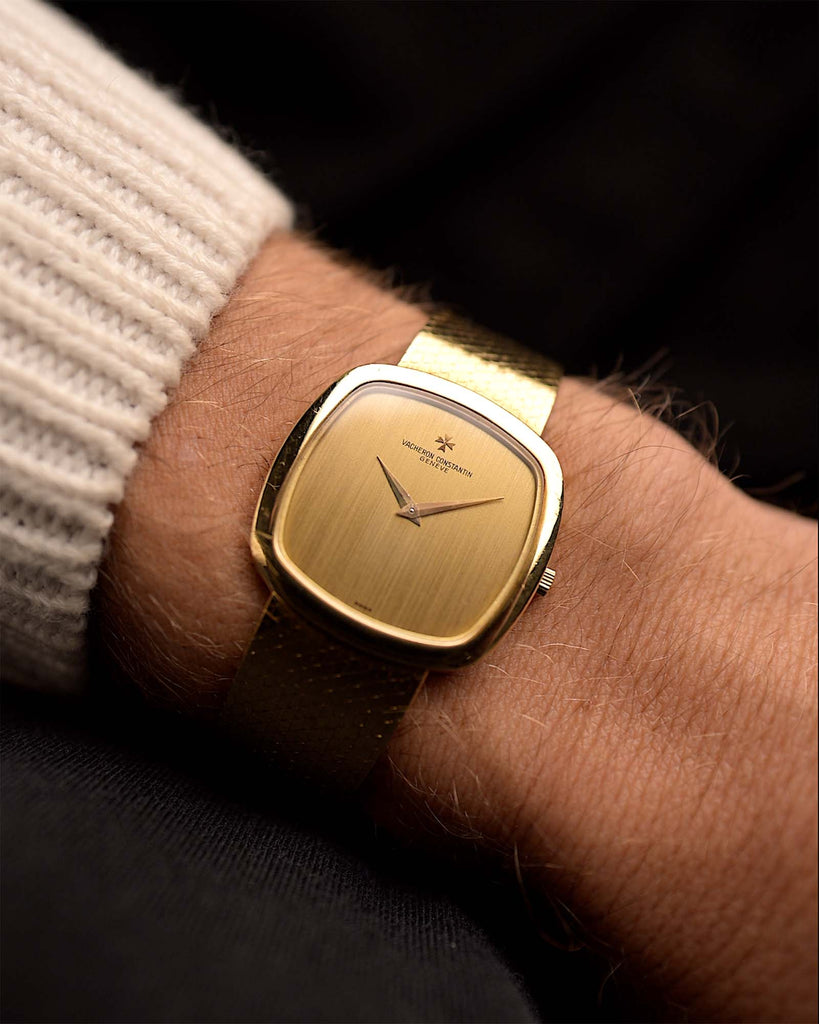 Reloj Vacheron Constantin vintage 2099 Cushion de oro de 18 quilates de los años 70 de pulsera. Gran estado, 30 mm con caja de oro amarillo de 18 quilates, calibre 1002, esfera de oro cepillada verticalmente y brazalete de oro amarillo .