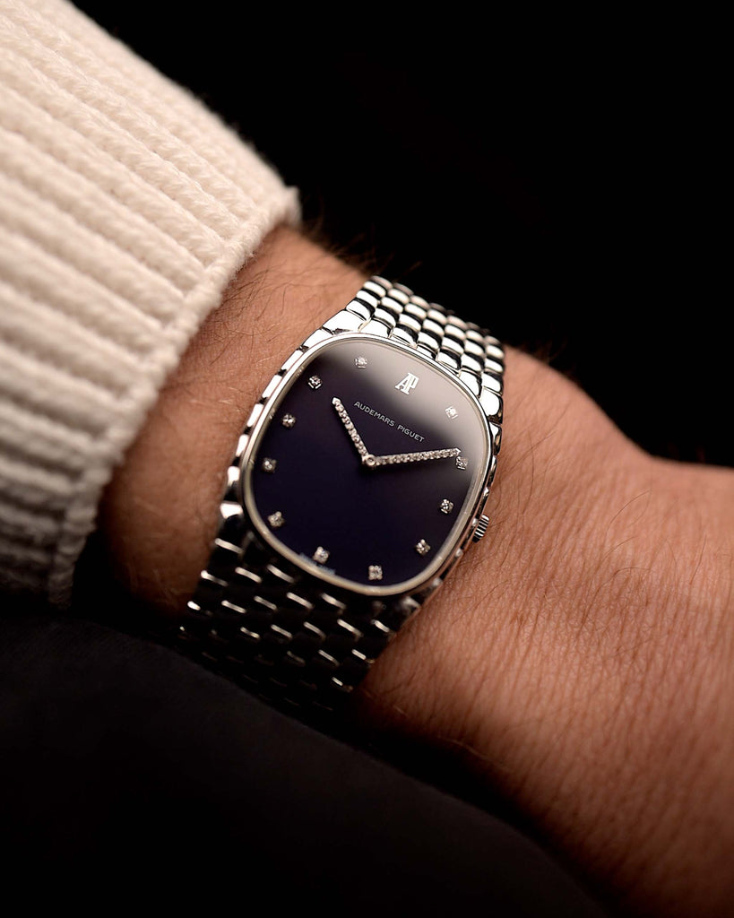 Vídeo de un Audemars Piguet Cobra 18k Azul Diamante de los años 90 en una muñeca. 29 mm en oro blanco de 18 quilates con movimiento de cuerda manual, esfera azul profundo, 32 diamantes y brazalete ajustable.