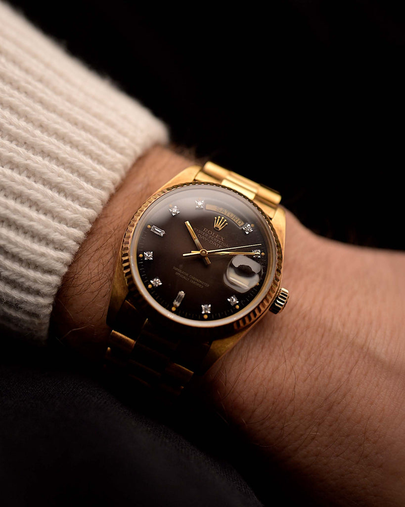 Reloj Rolex Vintage Day Date 18038 1981, caja de 36 mm de oro amarillo de 18 quilates, automático Calibre 3055, esfera de diamantes con viñeta marrón, brazalete original, en una muñeca, vídeo