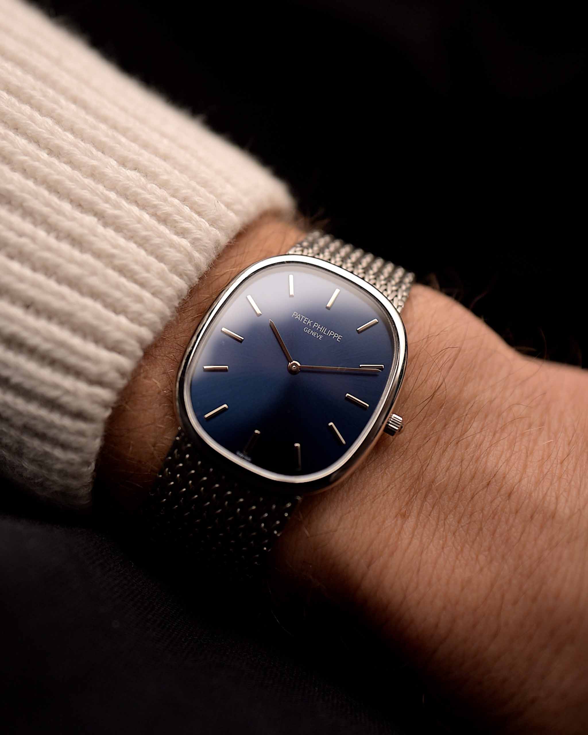 Reloj vintage Patek Philippe 3738 Ellipse, caja de 31 mm de oro blanco de 18 quilates, movimiento automático Cal. 240, esfera azul con rayos de sol, brazalete de oro blanco, en una muñeca