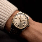 Reloj Rolex Datejust 1601 vintage, bicolor, esfera plateada pastel, caja Oyster de 36 mm, calibre 1570, brazalete Jubilee, en la muñeca, fondo negro, vídeo