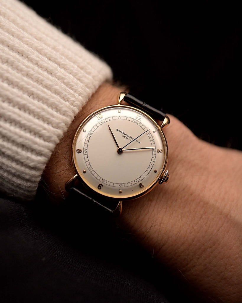 Reloj vintage Vacheron Constantin Teardrop de oro rosa de 18 quilates, esfera blanca-plateada, manual Cal. V454, con correa negra en una muñeca, fondo negro, vídeo