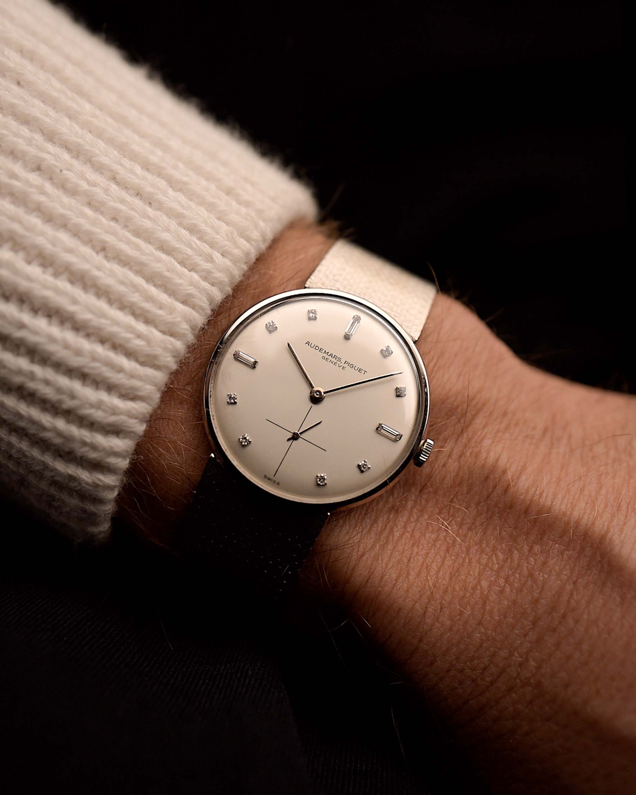 Reloj vintage Audemars Piguet 5139BC, oro blanco de 18 quilates, esfera plateada con diamantes, movimiento manual, en la muñeca, vídeo