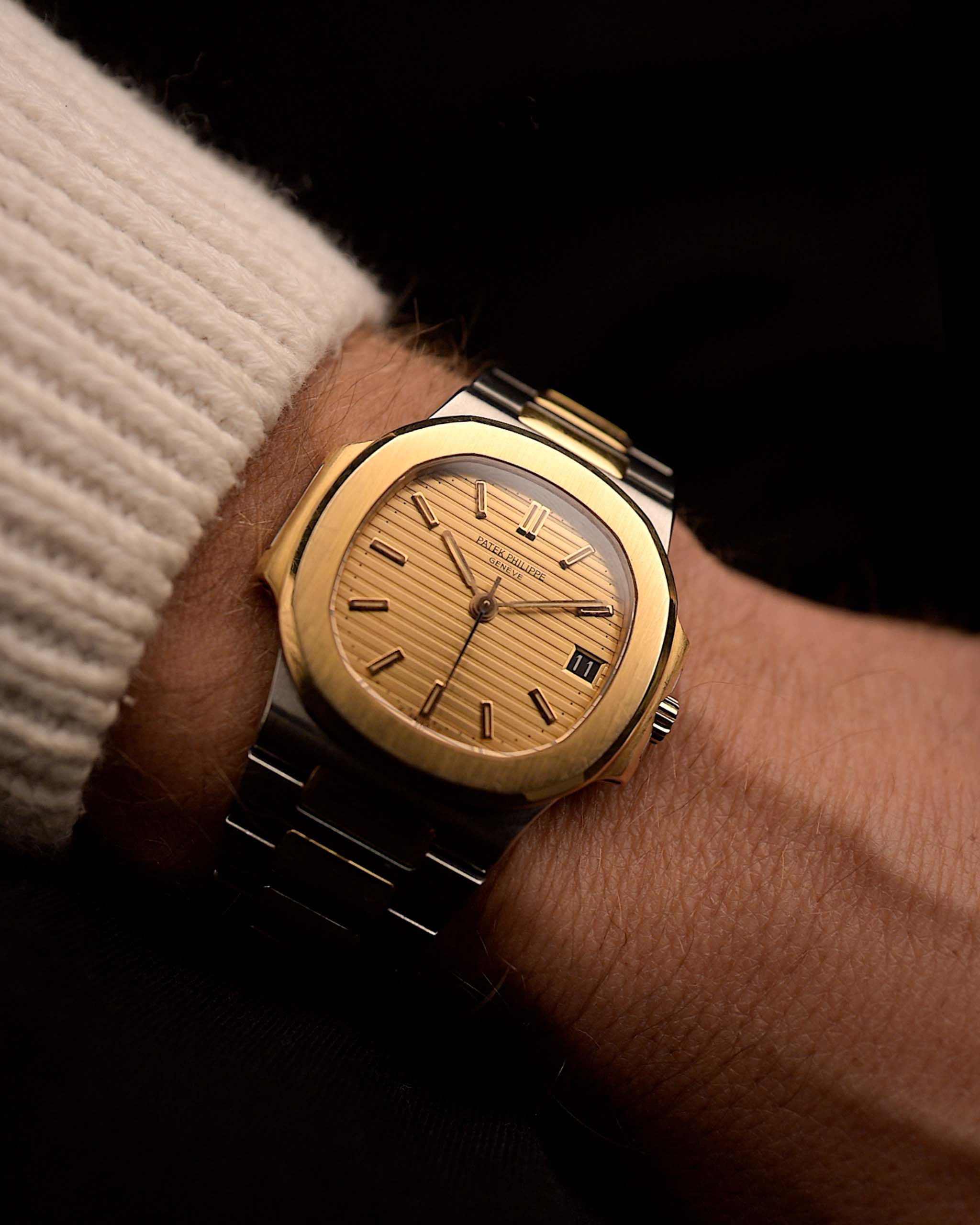 Reloj vintage Patek Philippe Nautilus 3800 en oro bicolor y acero inoxidable, esfera acanalada dorada, movimiento automático, en la muñeca, fondo negro, vídeo