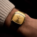 Reloj Rolex Cellini 4084 vintage, caja cuadrada de oro amarillo de 18 quilates, esfera dorada, manual, brazalete de oro sobre fondo negro, vídeo.