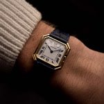 Reloj vintage Cartier Ceinture 78099 con caja cuadrada de oro amarillo de 18 quilates, esfera blanca, cuerda manual, correa de cuero azul sobre fondo negro, vídeo.