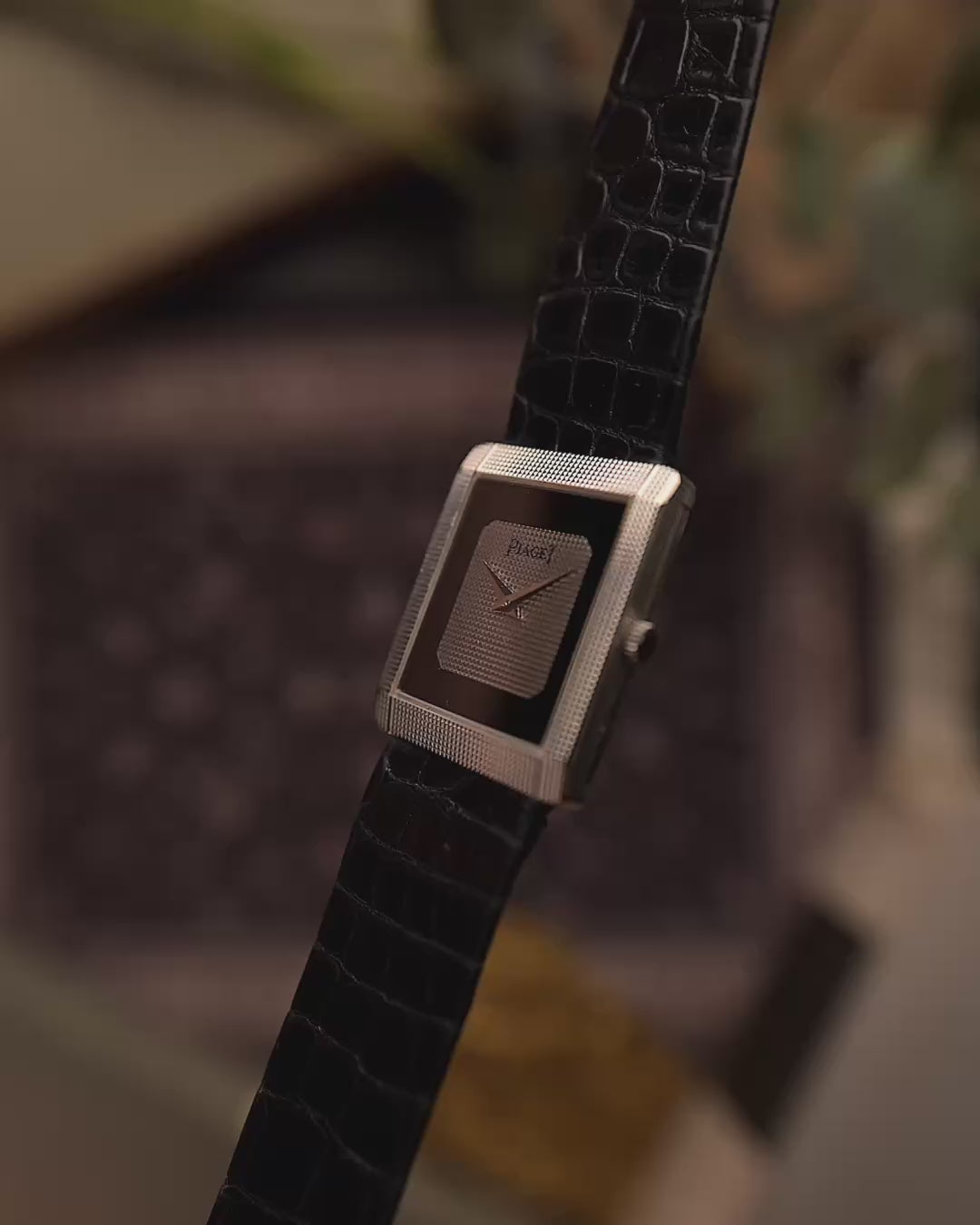 Reloj Piaget Protocole 9151 vintage, oro blanco 18 quilates, esfera ónice, forma tanque, movimiento Calibre 9P, correa de piel, fondo difuminado, vídeo