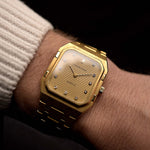 Audemars Piguet 6005BA Diamond de los años 80 en muñeca. 32 mm en oro amarillo de 18 quilates con movimiento de cuarzo, esfera Hobnail, 11 índices de diamantes y brazalete de oro.