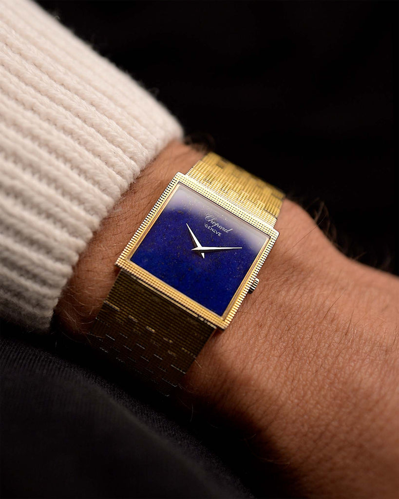 Reloj Chopard Vintage Lapislázuli 2017 Cuadrado años 70 en muñeca. 27 mm en oro amarillo de 18 quilates, esfera de lapislázuli, brazalete de oro y movimiento de cuerda manual.