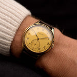 Reloj vintage IWC Hermet Jumbo Cal. 83 14k de 1938 en muñeca. 36,5 mm con caja de oro amarillo de 14k, cuerda manual Cal. 83, esfera dorada original con pátina y correa de piel.