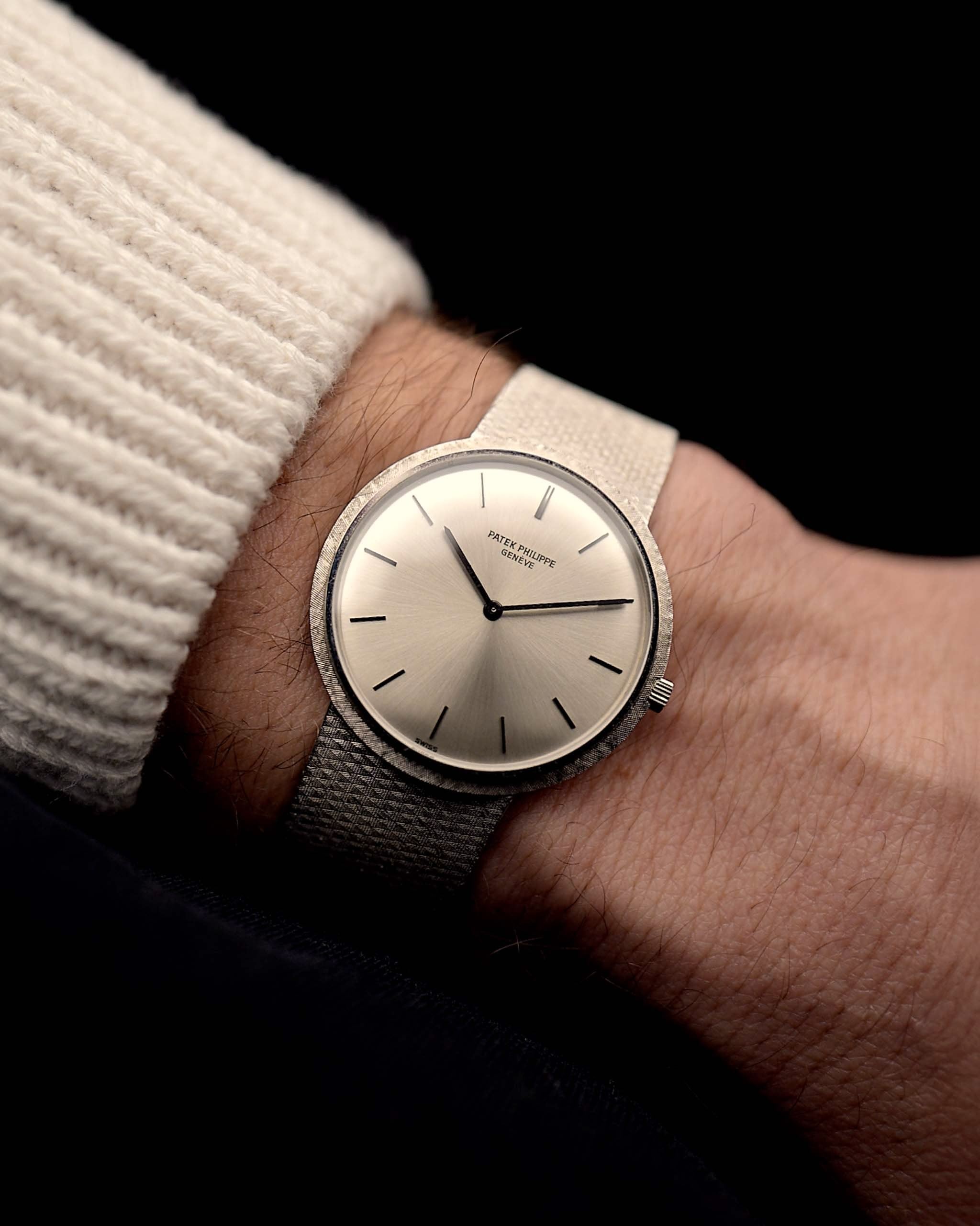 Patek Philippe 3520 Calatrava vintage de los años 70 en muñeca. 32 mm en oro blanco de 18 quilates, esfera original plateada soleada, brazalete de oro blanco y movimiento de cuerda manual.