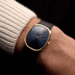Patek Philippe Vintage Ellipse 3546 Azul de 1971 en muñeca. 27 mm con caja de oro amarillo de 18 quilates, calibre 23-300 de cuerda manual, esfera azul soleada y correa de piel original.