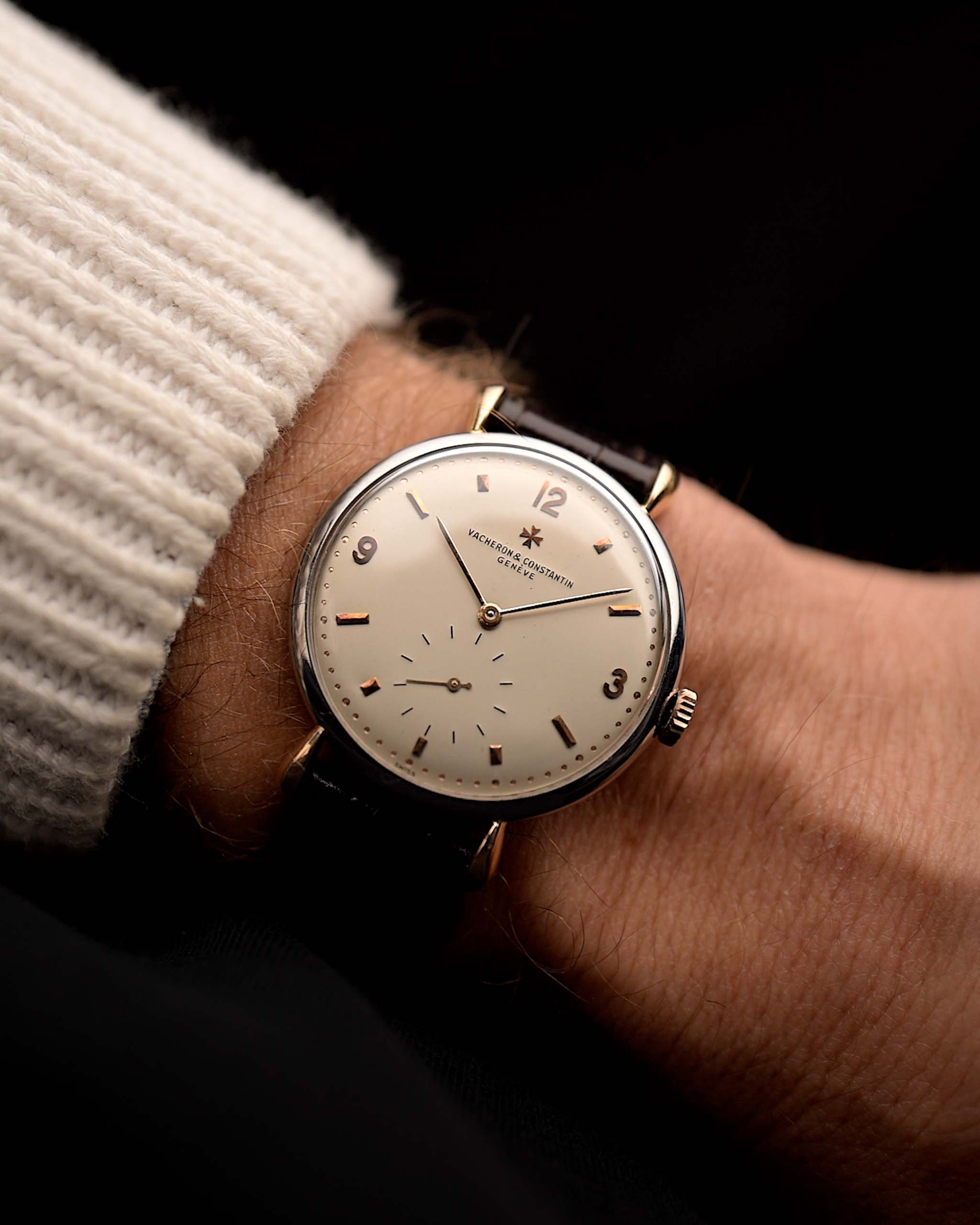 Reloj vintage Vacheron Constantin Sub Second Teardrop, caja bicolor, esfera plateada, manual, correa de cuero marrón en la muñeca, fondo negro, vídeo.