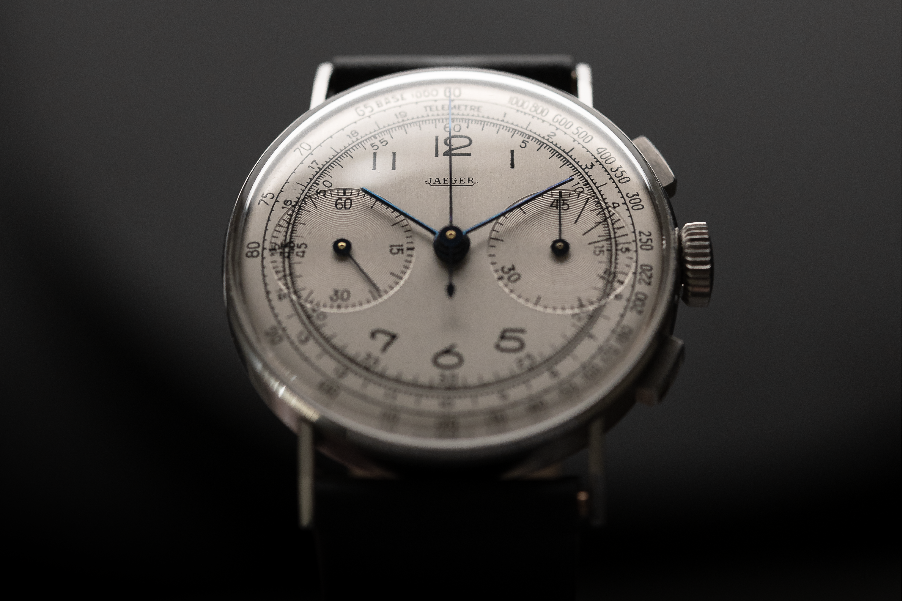 Montre habillée Jaeger des années 1940 Chronographe avec tachymètre
