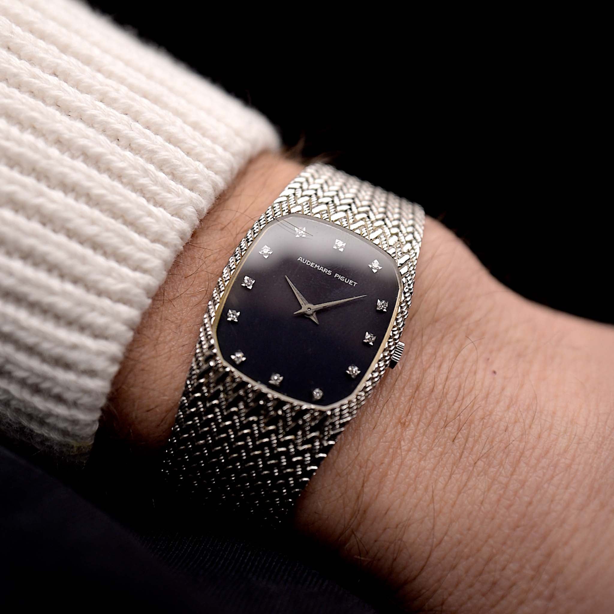 Une photo d'une montre Audemars Piguet Cobra des années 1980 sur un poignet. Or blanc, 27mm, remontage manuel Cal. 2080, cadran original sans défaut avec 12 diamants et bracelet en maille d'or blanc.