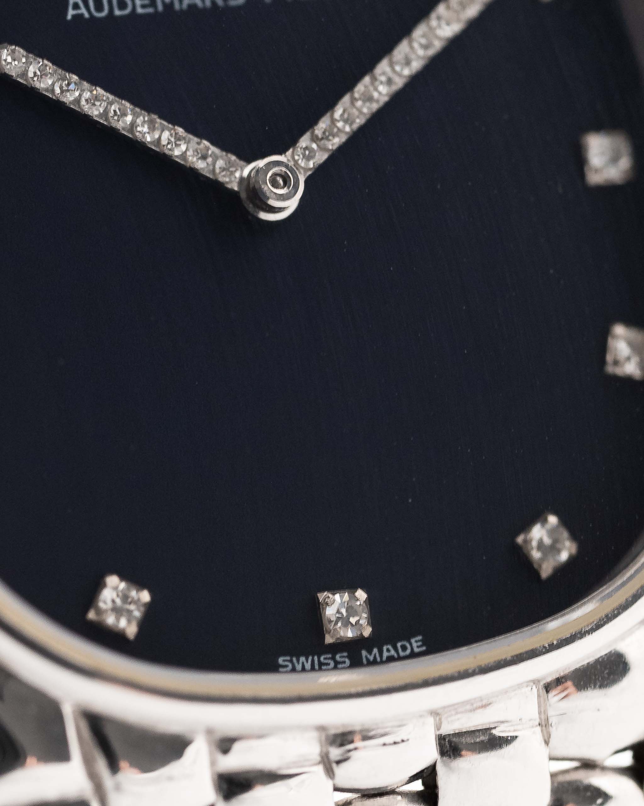 Photo en gros plan d'une Audemars Piguet Cobra Dial 18k Diamond Blue des années 1990. 29mm en or blanc 18k avec mouvement à remontage manuel, cadran bleu profond, 32 diamants et bracelet ajustable.