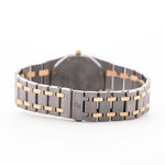 Gros plan sur une Audemars Piguet Royal Oak 56175 Tantale Rose 1980 Bracelet. 33mm avec boîtier en tantale et or rose, mouvement à quartz, cadran gris ardoise et bracelet en tantale/or rose.