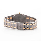 Gros plan sur une Audemars Piguet Royal Oak 56175 Tantale Rose 1980 Bracelet. 33mm avec boîtier en tantale et or rose, mouvement à quartz, cadran gris ardoise et bracelet en tantale/or rose.