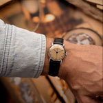 Montre Vintage Omega Medicus Salmon Roman de 1944 sur un poignet.