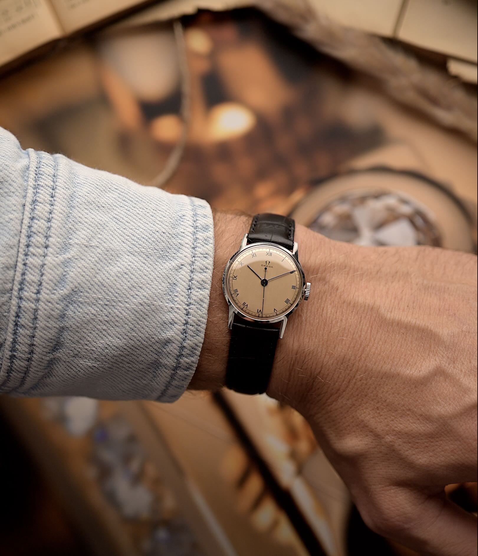 Montre Vintage Omega Medicus Salmon Roman de 1944 sur un poignet.