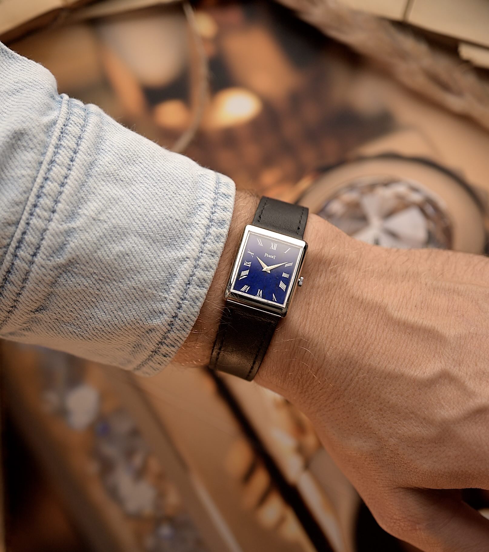 Montre Piaget Tank 9150 Lapis Lazuli 18k Roman des années 1970 au poignet. 