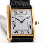 Montre Cartier Tank Louis vintage, or jaune 18 carats, cadran blanc, mouvement manuel, sur bracelet en alligator noir, fond blanc