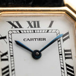 Gros plan du cadran de la montre Vintage Cartier Ceinture 78210 en or jaune 18 carats, cadran MK3 blanc, sur fond blanc