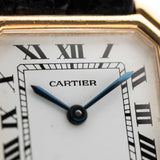 Gros plan du cadran de la montre Vintage Cartier Ceinture 78210 en or jaune 18 carats, cadran MK3 blanc, sur fond blanc