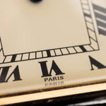Gros plan sur une Cartier Tank Louis 78086 Paris Dial des années 1970. 23x30mm avec boîtier en or jaune 18k, mouvement à remontage manuel, cadran ivoire impeccable, aiguilles et bracelet en cuir.