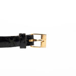 Photo en gros plan d'une Cartier Tonneau 18k Guilloché Paris des années 1980. 39mm avec boîtier en or jaune 18k, mouvement à remontage manuel, cadran Guilloché Paris original et bracelet en cuir noir.