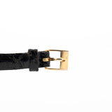 Photo en gros plan d'une Cartier Tonneau 18k Guilloché Paris des années 1980. 39mm avec boîtier en or jaune 18k, mouvement à remontage manuel, cadran Guilloché Paris original et bracelet en cuir noir.