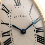 Photo en gros plan d'une Cartier Tonneau 18k Cadran Guilloché Paris des années 1980. 39mm avec boîtier en or jaune 18k, mouvement à remontage manuel, cadran Guilloché Paris original et bracelet en cuir noir.