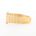 Photo en gros plan d'une Piaget 791 Polo des années 1980. Boîtier de 30mm, or jaune 18k, cadran en or, bracelet intégré en or 18k et mouvement à quartz.